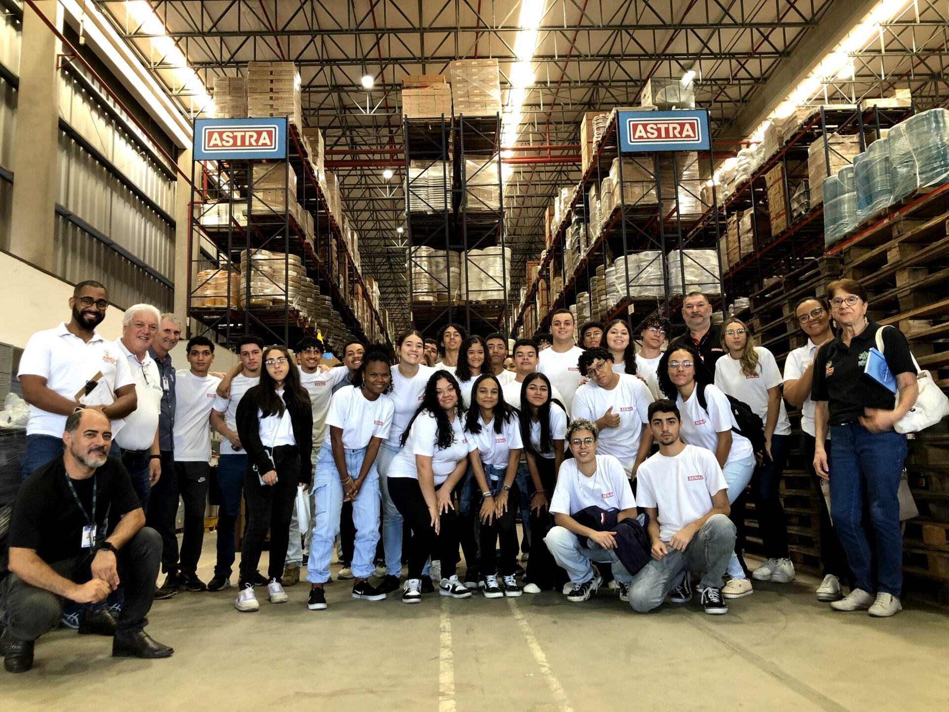 Jovens da ABCJ: Uma Experiência Prática em Logística na ASTRA”